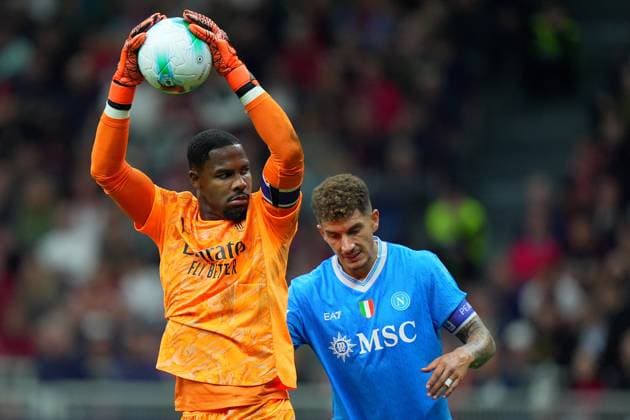 AC Milan s goalkeeper Mike Maignan , Napoli™s Giovanni Di Lorenzo during the Serie A soccer match between Milan and Napoli at the San Siro Stadium in Milan , north Italy - Sunday , September 28 , 2025. - Soccer .  Copyright: xSpada LaPressex