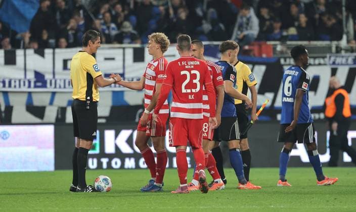 Referee Deniz Aytekin claps with Leopold Querfeld, Andrej Ilic after the end of the match Sport Football Soccer Bundesliga Men DFL 5 Matchday Season 2025 2026 28 09 2025 1 FC Union Berlin FCU vs Hamburger SV HSV DFL regulations prohibit any use of photographs as image sequences and or quasi video