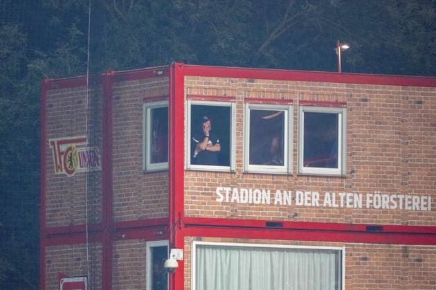 Soccer, Men, Season 2025 2026, 1 Bundesliga 5 Matchday , 1 FC Union Berlin Hamburger SV, the banned coach Steffen Baumgart 1 FC Union Berlin on the phone, disappointment after the final whistle, 28 09 2025, Copyright: xMatthiasxKochx
