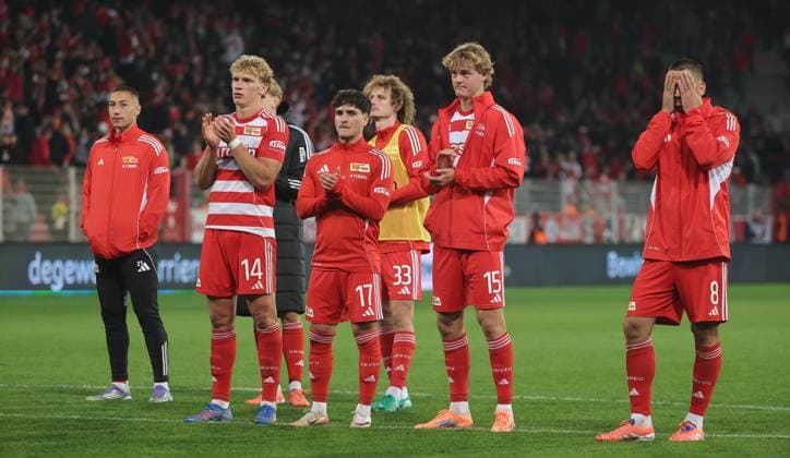 Union Mannschaft unzufrieden bei der Ehrenrunde nach Spielende Sport Fußball Fußball Bundesliga Herren DFL 5 Spieltag Saison 2025 2026 28 09 2025 1 FC Union Berlin FCU vs Hamburger SV HSV DFL regulations prohibit any use of photographs as image sequences and or quasi video
