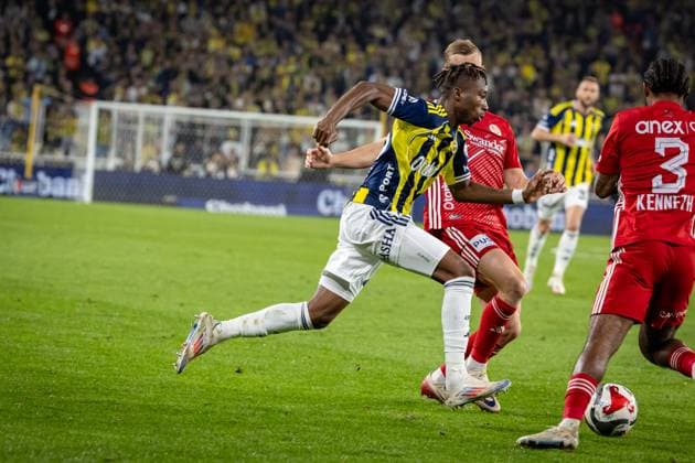Fenerbahce vs Antalyaspor - 7th week Trendyol Super League 2025-26 Dorgeles Nene of Fenerbahce SK runs for the ball during the match. Fenerbahce SK and Antalyaspor faced each other at 7th week of Trendyol Super League 2025 26. The match took place in Ulker Fenerbahce Sukru Saracoglu Stadium on September 28, 2025. Istanbul Istanbul Turkey Copyright: xBurakxBasturkx