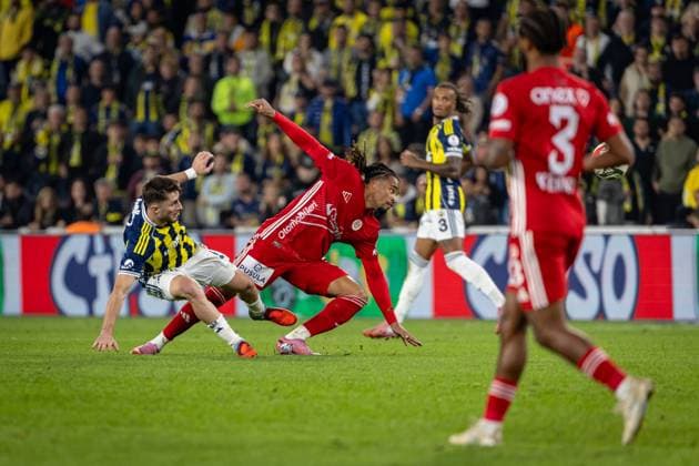 Fenerbahce vs Antalyaspor - 7th week Trendyol Super League 2025-26 Fenerbahce player fights for the ball. Fenerbahce SK and Antalyaspor faced each other at 7th week of Trendyol Super League 2025 26. The match took place in Ulker Fenerbahce Sukru Saracoglu Stadium on September 28, 2025. Istanbul Istanbul Turkey Copyright: xBurakxBasturkx