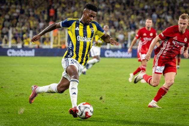 Fenerbahce vs Antalyaspor - 7th week Trendyol Super League 2025-26 Nelson Semedo of Fenerbahce SK controls the ball during the match. Fenerbahce SK and Antalyaspor faced each other at 7th week of Trendyol Super League 2025 26. The match took place in Ulker Fenerbahce Sukru Saracoglu Stadium on September 28, 2025. Istanbul Istanbul Turkey Copyright: xBurakxBasturkx