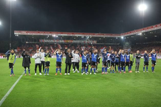 28 09 2025, xtgx, Soccer 1 Bundesliga Union Berlin Hamburger SV v l Hamburgs players thank the fans DFL DFB REGULATIONS PROHIBIT ANY USE OF PHOTOGRAPHS as IMAGE SEQUENCES and or QUASI VIDEO Berlin