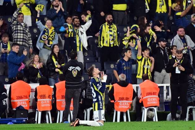 Fenerbahce v Antalyaspor - Turkish Super Lig ISTANBUL, TURKIYE - SEPTEMBER 28: Fenerbahce’s Sebastian Szymanski celebrates with teammates after scoring a goal during the Trendyol Super Lig match between Fenerbahce and Hesap.com Antalyaspor at Chobani Stadium in Istanbul, Turkiye, on September 28, 2025. Serhat Cagdas Anadolu Istanbul Turkey. Editorial use only. Please get in touch for any other usage.  Copyright: x2025xAnadoluxSerhatxCagdasx