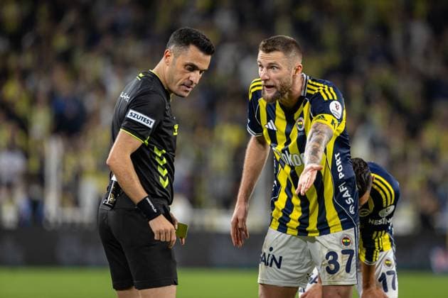 Fenerbahce vs Antalyaspor - 7th week Trendyol Super League 2025-26 Milan Skriniar of Fenerbahce SK talks with referee during the match. Fenerbahce SK and Antalyaspor faced each other at 7th week of Trendyol Super League 2025 26. The match took place in Ulker Fenerbahce Sukru Saracoglu Stadium on September 28, 2025. Istanbul Istanbul Turkey Copyright: xBurakxBasturkx