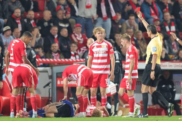 1 Soccer Bundesliga Union Berlin Hamburger SV Red, the red card, Fábio Vieira HSV 20 receives the red card from referee Deniz Altekin, during the match in the 1 Soccer Bundesliga Union Berlin Hamburger SV in Berlin, Stadion An der alten Försterei , on 28 09 2025 DFB regulations prohibit any use of photographs as image sequences and or quasi video Copyright: xBEAUTIFULxSPORTS Frankex