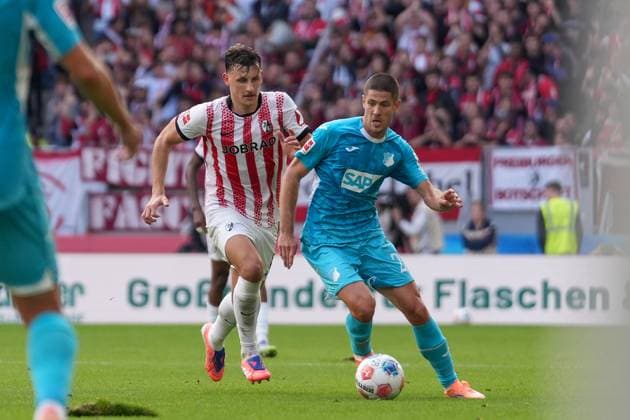 Maximilian Eggestein SC Freiburg, 08 in duel with Andrej Kramarić Andrej Kramaric TSG Hoffenheim, 27 , Germany, Soccer, 1 Bundesliga, Matchday 5, 2025 2026, SC Freiburg vs TSG Hoffenheim, 28 09 2025, Europa Park Stadion, Freiburg, Germany DFL REGULATIONS PROHIBIT ANY USE OF PHOTOGRAPHS AS IMAGE SEQUENCES AND OR QUASI VIDEO Freiburg Europa Park Stadion Baden Württemberg Germany Copyright: xArnexAmbergx
