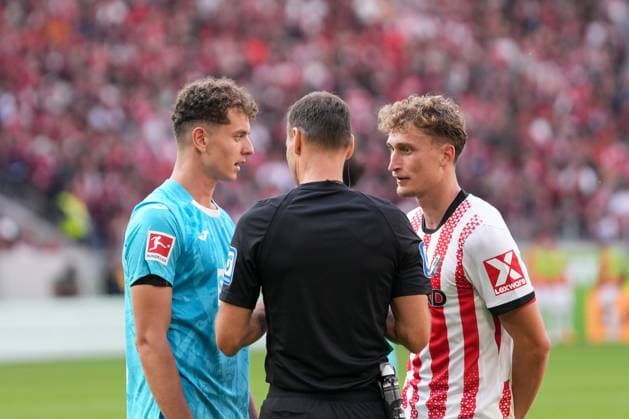 Fisnik Asllani TSG Hoffenheim, 11 and Patrick Osterhage SC Freiburg, 06 with Bastian Dankert Referee , Germany, Football, 1 Bundesliga, 5 Matchday, 2025 2026, SC Freiburg vs TSG Hoffenheim, 28 09 2025, Europa Park Stadion, Freiburg, Germany DFL REGULATIONS PROHIBIT ANY USE OF PHOTOGRAPHS AS IMAGE SEQUENCES AND OR QUASI VIDEO Freiburg Europa Park Stadion Baden Württemberg Germany Copyright: xArnexAmbergx