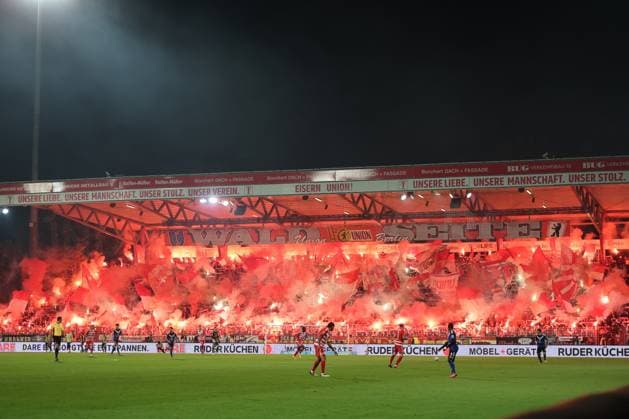 1 Fußball Bundesliga Union Berlin Hamburger SV Bengalos, fire, Fans of 1 FC Union ignite Bengalos, during the match in the 1 Fußball Bundesliga Union Berlin Hamburger SV in Berlin, Stadion An der alten Försterei , on 28 09 2025 DFB regulations prohibit any use of photographs as image sequences and or quasi video Copyright: xBEAUTIFULxSPORTS Frankex