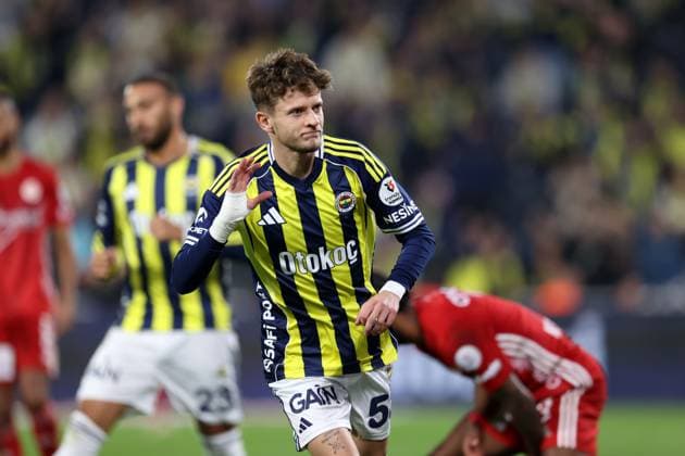 Fenerbahce v Antalyaspor - Turkish Super Lig ISTANBUL, TURKIYE - SEPTEMBER 28: Fenerbahce’s Sebastian Szymanski (L) celebrates with teammates after scoring a goal during the Trendyol Super Lig match between Fenerbahce and Hesap.com Antalyaspor at Chobani Stadium in Istanbul, Turkiye, on September 28, 2025. Ali Atmaca Anadolu Istanbul Turkey. Editorial use only. Please get in touch for any other usage.  Copyright: x2025xAnadoluxAlixAtmacax