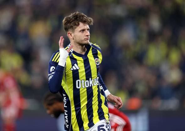 Fenerbahce v Antalyaspor - Turkish Super Lig ISTANBUL, TURKIYE - SEPTEMBER 28: Fenerbahce’s Sebastian Szymanski (L) celebrates with teammates after scoring a goal during the Trendyol Super Lig match between Fenerbahce and Hesap.com Antalyaspor at Chobani Stadium in Istanbul, Turkiye, on September 28, 2025. Ali Atmaca Anadolu Istanbul Turkey. Editorial use only. Please get in touch for any other usage.  Copyright: x2025xAnadoluxAlixAtmacax