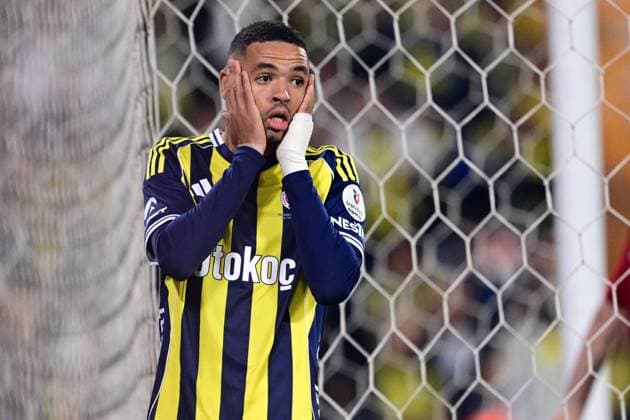 Fenerbahce v Antalyaspor - Turkish Super Lig ISTANBUL, TURKIYE - SEPTEMBER 28: Fenerbahce’s Youssef En-Nesyri reacts after missing a chance during the Trendyol Super Lig match between Fenerbahce and Hesap.com Antalyaspor at Chobani Stadium in Istanbul, Turkiye, on September 28, 2025. Serhat Cagdas Anadolu Istanbul Turkey. Editorial use only. Please get in touch for any other usage.  Copyright: x2025xAnadoluxSerhatxCagdasx