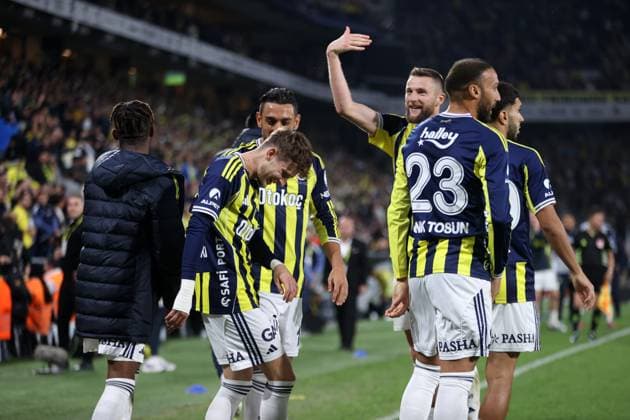Fenerbahce v Antalyaspor - Turkish Super Lig ISTANBUL, TURKIYE - SEPTEMBER 28: Fenerbahce’s Sebastian Szymanski (L) celebrates with teammates after scoring a goal during the Trendyol Super Lig match between Fenerbahce and Hesap.com Antalyaspor at Chobani Stadium in Istanbul, Turkiye, on September 28, 2025. Ali Atmaca Anadolu Istanbul Turkey. Editorial use only. Please get in touch for any other usage.  Copyright: x2025xAnadoluxAlixAtmacax