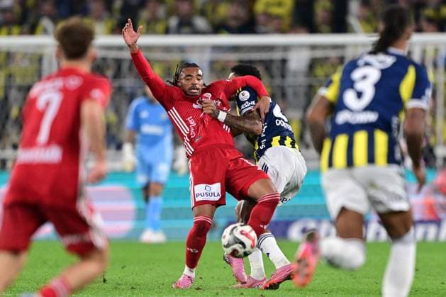 Fenerbahce v Antalyaspor - Turkish Super Lig ISTANBUL, TURKIYE - SEPTEMBER 28: Fenerbahce’s Jayden Oosterwolde (R) competes against Hesap.com Antalyaspor’s Samuel Ballet (L) during the Trendyol Super Lig match between Fenerbahce and Hesap.com Antalyaspor at Chobani Stadium in Istanbul, Turkiye, on September 28, 2025. Serhat Cagdas Anadolu Istanbul Turkey. Editorial use only. Please get in touch for any other usage.  Copyright: x2025xAnadoluxSerhatxCagdasx