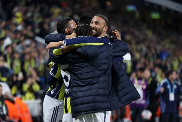 Fenerbahce v Antalyaspor - Turkish Super Lig ISTANBUL, TURKIYE - SEPTEMBER 28: Fenerbahce’s Sebastian Szymanski (L) celebrates with teammates after scoring a goal during the Trendyol Super Lig match between Fenerbahce and Hesap.com Antalyaspor at Chobani Stadium in Istanbul, Turkiye, on September 28, 2025. Ali Atmaca Anadolu Istanbul Turkey. Editorial use only. Please get in touch for any other usage.  Copyright: x2025xAnadoluxAlixAtmacax