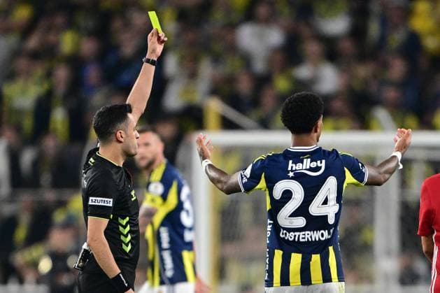 Fenerbahce v Antalyaspor - Turkish Super Lig ISTANBUL, TURKIYE - SEPTEMBER 28: Fenerbahce’s Jayden Oosterwolde (24) receives a yellow card during the Trendyol Super Lig match between Fenerbahce and Hesap.com Antalyaspor at Chobani Stadium in Istanbul, Turkiye, on September 28, 2025. Serhat Cagdas Anadolu Istanbul Turkey. Editorial use only. Please get in touch for any other usage.  Copyright: x2025xAnadoluxSerhatxCagdasx