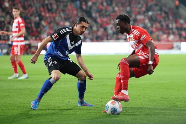 1 Soccer Bundesliga Union Berlin Hamburger SV Derrick Arthur Köhn Union Berlin 39 in a duel with Philippe Rayan HSV 14 , during the match in the 1 Soccer Bundesliga Union Berlin Hamburger SV in Berlin, Stadion An der alten Försterei , on 28 09 2025 DFB regulations prohibit any use of photographs as image sequences and or quasi video Copyright: xBEAUTIFULxSPORTS Frankex