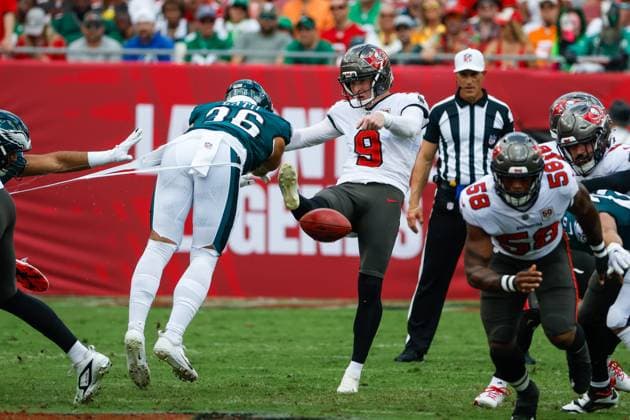 September 28, 2025, Tampa, Florida, USA: Philadelphia Eagles tight end Cameron Latu (36) blocks a punt from Tampa Bay Buccaneers punter Riley Dixon (9) during the first quarter at Raymond James Stadium in Tampa on Sunday, Sept. 28, 2025. Tampa USA - ZUMAs70_ 20250928_zan_s70_021 Copyright: xJeffereexWoox