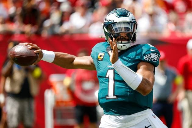 September 28, 2025, Tampa, Florida, USA: Philadelphia Eagles quarterback Jalen Hurts (1) throws a pass, while the Tampa Bay Buccaneers play defense during the first quarter at Raymond James Stadium in Tampa on Sunday, Sept. 28, 2025. Tampa USA - ZUMAs70_ 20250928_zan_s70_022 Copyright: xJeffereexWoox