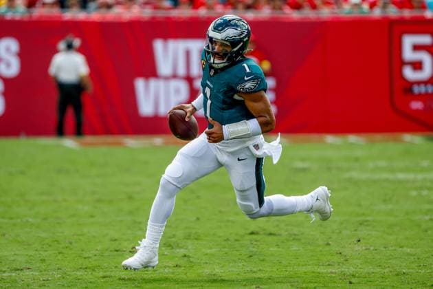 September 28, 2025, Tampa, Florida, USA: Philadelphia Eagles quarterback Jalen Hurts (1) carries the ball, while the Tampa Bay Buccaneers play defense during the first quarter at Raymond James Stadium in Tampa on Sunday, Sept. 28, 2025. Tampa USA - ZUMAs70_ 20250928_zan_s70_024 Copyright: xJeffereexWoox