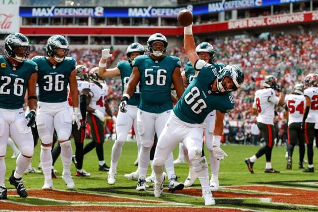 September 28, 2025, Tampa, Florida, USA: Philadelphia Eagles tight end Dallas Goedert (88) celebrates, after he scores a touchdown against the Tampa Bay Buccaneers during the first quarter at Raymond James Stadium in Tampa on Sunday, Sept. 28, 2025. Tampa USA - ZUMAs70_ 20250928_zan_s70_030 Copyright: xJeffereexWoox