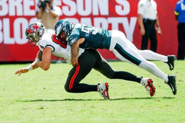 September 28, 2025, Tampa, Florida, USA: Tampa Bay Buccaneers tight end Cade Otton (88) catches a pass and is tackled by Philadelphia Eagles linebacker Zack Baun (53) during the second quarter at Raymond James Stadium in Tampa on Sunday, Sept. 28, 2025. Tampa USA - ZUMAs70_ 20250928_zan_s70_032 Copyright: xJeffereexWoox