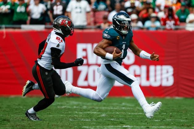 September 28, 2025, Tampa, Florida, USA: Philadelphia Eagles quarterback Jalen Hurts (1) carries the ball, while being chased down by Tampa Bay Buccaneers cornerback Benjamin Morrison (21) during the second quarter at Raymond James Stadium in Tampa on Sunday, Sept. 28, 2025. Tampa USA - ZUMAs70_ 20250928_zan_s70_036 Copyright: xJeffereexWoox