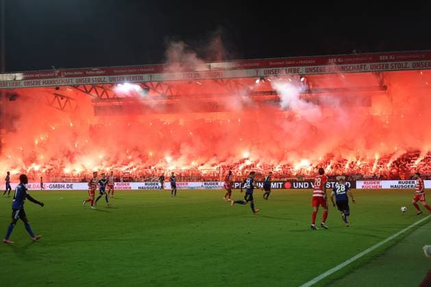 1 Fußball Bundesliga Union Berlin Hamburger SV Bengalos, fire, Fans of 1 FC Union ignite Bengalos, during the match in the 1 Fußball Bundesliga Union Berlin Hamburger SV in Berlin, Stadion An der alten Försterei , on 28 09 2025 DFB regulations prohibit any use of photographs as image sequences and or quasi video Copyright: xBEAUTIFULxSPORTS Frankex