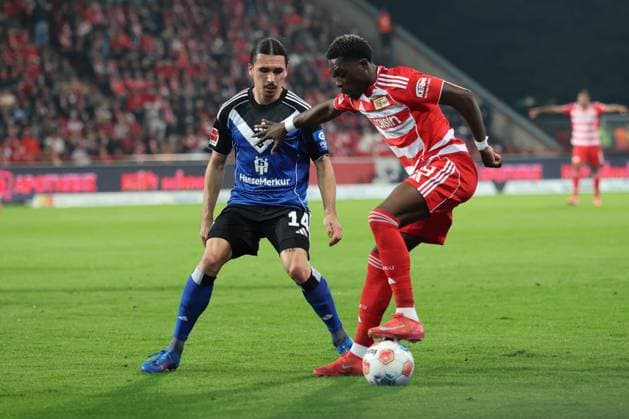1 Soccer Bundesliga Union Berlin Hamburger SV Derrick Arthur Köhn Union Berlin 39 in a duel with Philippe Rayan HSV 14 , during the match in the 1 Soccer Bundesliga Union Berlin Hamburger SV in Berlin, Stadion An der alten Försterei , on 28 09 2025 DFB regulations prohibit any use of photographs as image sequences and or quasi video Copyright: xBEAUTIFULxSPORTS Frankex