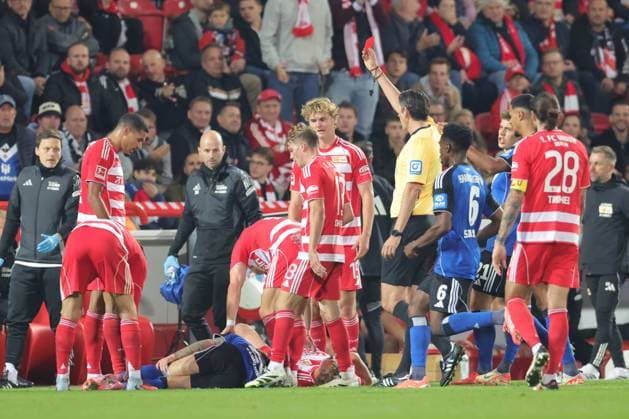 1 Soccer Bundesliga Union Berlin Hamburger SV Red, the red card, Fábio Vieira HSV 20 receives the red card from referee Deniz Altekin, during the match in the 1 Soccer Bundesliga Union Berlin Hamburger SV in Berlin, Stadion An der alten Försterei , on 28 09 2025 DFB regulations prohibit any use of photographs as image sequences and or quasi video Copyright: xBEAUTIFULxSPORTS Frankex