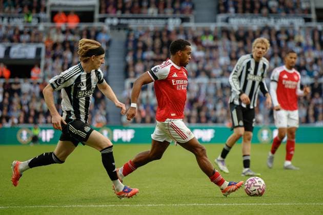 28th September 2025; St James Park, Newcastle, England; Premier League Football, Newcastle United versus Arsenal; Jurrien Timber of Arsenal runs passed Anthony Gordon of Newcastle United  CraigxCowan