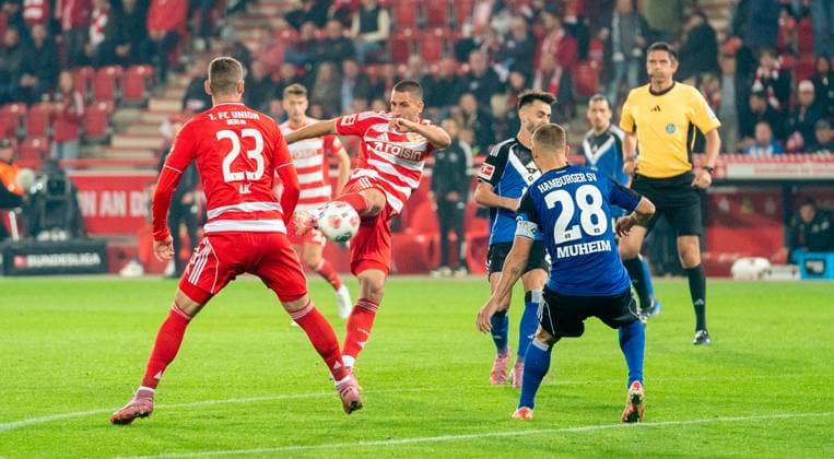 28 9 2025, Football, GER, Men, 1 Bundesliga, DFL, Matchday 5, 1 FC Union Berlin Hamburger SV 0 0 , Tim Starke 1 FC Union Berlin, center shoots the ball on goal Berlin Stadion An der Alten Förtserei Berlin Germany