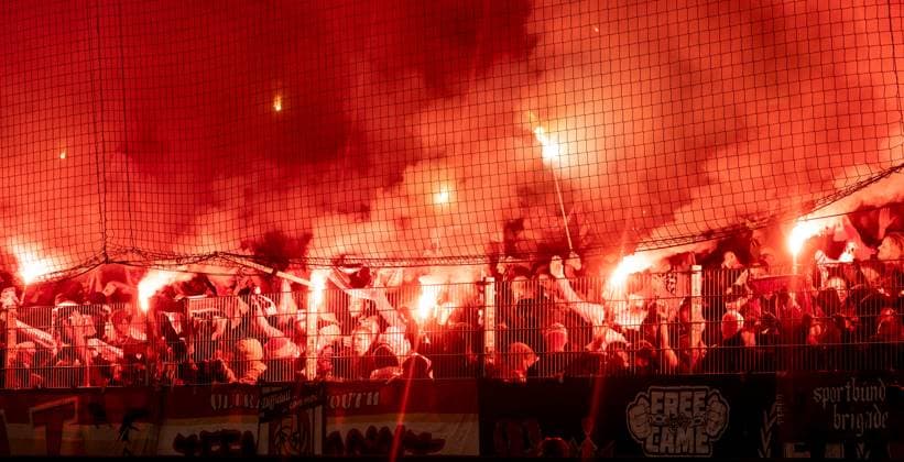28 9 2025, Football, GER, Men, 1 Bundesliga, DFL, Matchday 5, 1 FC Union Berlin Hamburger SV 0 0 , Supporters of 1 FC Union Berlin set off pyro flares and Bengalis in their block Berlin Stadion An der Alten Förtserei Berlin Germany