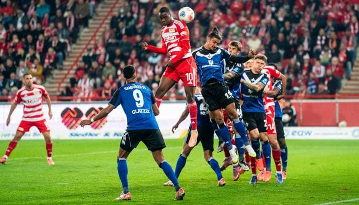 28 9 2025, Soccer, GER, Men, 1 Bundesliga, DFL, Matchday 5, 1 FC Union Berlin Hamburger SV 0 0 , Ilyas Ansah 1 FC Union Berlin, 3 v li heads the ball on goal Berlin Stadion An der Alten Förtserei Berlin Germany