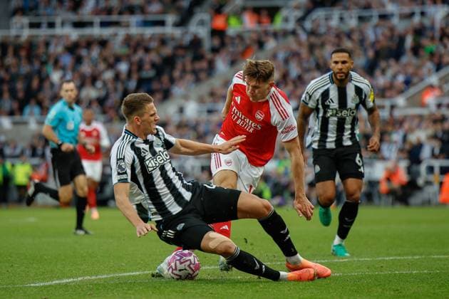 28th September 2025; St James Park, Newcastle, England; Premier League Football, Newcastle United versus Arsenal; Sven Botman of Newcastle United challenges with Viktor Gyokeres of Arsenal  CraigxCowan