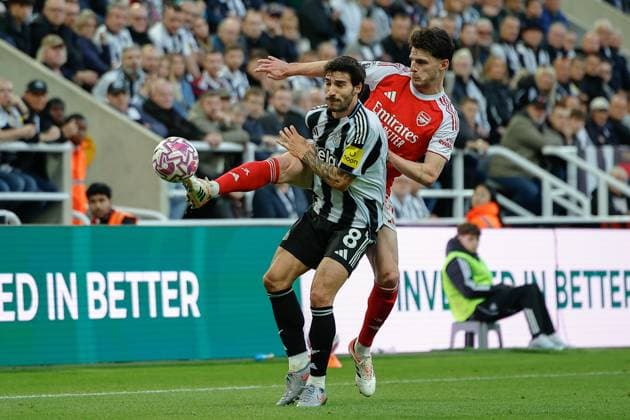 28th September 2025; St James Park, Newcastle, England; Premier League Football, Newcastle United versus Arsenal; Declan Rice of Arsenal challenges with Sandro Tonali of Newcastle United  CraigxCowan