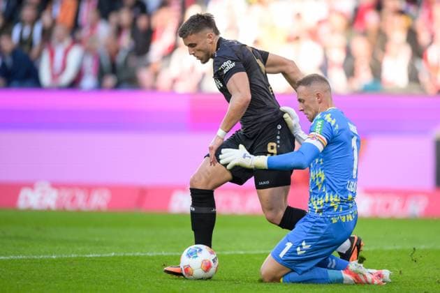 Soccer, 1 Bundesliga, 20250928, 1 FC Köln VfB Stuttgart In the picture from l Ermedin DEMIROVIC Stuttgart, 9 , Goalkeeper Marvin SCHWÄBE Köln, 1 duel ball penalty area to VAR Köln Rhein Energie Stadion Nordrhein Westfalen Germany Copyright: Passion2Press MarkusxFischerx