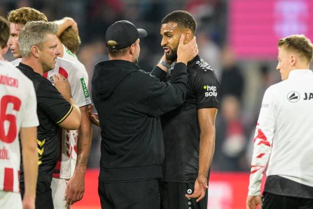Soccer, 1 Bundesliga, 20250928, 1 FC Köln VfB Stuttgart In the picture from left coach Stuttgart Sebastian HOENEß, Josha VAGNOMAN Stuttgart, 4 final cheer Cologne Rhein Energie Stadion Nordrhein Westfalen Germany Copyright: Passion2Press MarkusxFischerx