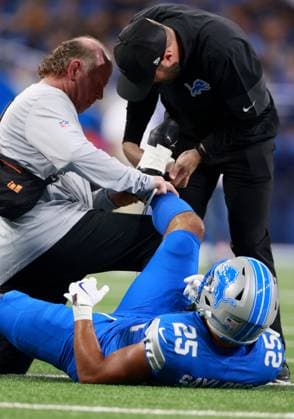 Cleveland Browns vs Detroit Lions DETROIT,MICHIGAN-SEPTEMBER 28: Detroit Lions running back Kye Robichaux (25) has his foot taped during an NFL, American Football Herren, USA football game between the Cleveland Browns and the Detroit Lions in Detroit, Michigan USA, on Sunday, September 28, 2025. Detroit Michigan United States  Copyright: xAmyxLemusx originalFilename:lemus-clevelan250928_npZNT.jpg