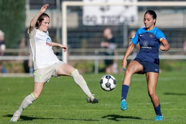 from left Reena Wichmann SV Werder Bremen, 6 and Amira Mobarak SC Victoria Hamburg, 19 in a duel, dynamic, action, action, game scene, THE DFB REGULATIONS PROHIBIT ANY USE OF PHOTOGRAPHS AS IMAGE SEQUENCES AND OR QUASI VIDEO , 28 09 2025, Hamburg Germany , Football, DFB Cup Women, SC Victoria Hamburg SV Werder Bremen xobx