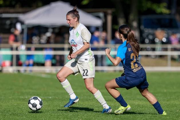 from left Rieke Dieckmann SV Werder Bremen, 22 and Thyra Korkmaz SC Victoria Hamburg, 21 in a duel, dynamic, action, action, game scene, THE DFB REGULATIONS PROHIBIT ANY USE OF PHOTOGRAPHS AS IMAGE SEQUENCES AND OR QUASI VIDEO , 28 09 2025, Hamburg Germany , Football, DFB Cup Women, SC Victoria Hamburg SV Werder Bremen xobx