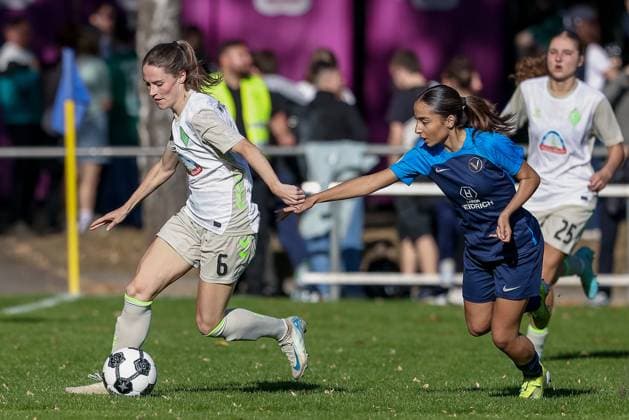 from left Reena Wichmann SV Werder Bremen, 6 and Thyra Korkmaz SC Victoria Hamburg, 21 in a duel, dynamic, action, action, game scene, THE DFB REGULATIONS PROHIBIT ANY USE OF PHOTOGRAPHS AS IMAGE SEQUENCES AND OR QUASI VIDEO , 28 09 2025, Hamburg Germany , Football, DFB Cup Women, SC Victoria Hamburg SV Werder Bremen xobx