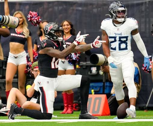 September 28, 2025, Houston, Texas, USA: Houston Texans wide receiver NICO COLLINS (12) gestures after picking up a first down against Tennessee Titans cornerback QUANDRE DIGGS (28) during the second half of an NFL, American Football Herren, USA game between the Texans and the Titans on September 28, 2025 in Houston, Texas. The Texans won, 26-0. Houston USA - ZUMAc201 20250928_zap_c201_036 Copyright: xScottxColemanx