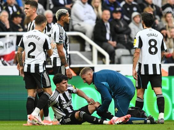 Tino Livramento of Newcastle United goes down with an injury Newcastle United v Arsenal, Premier League, Football, St James Park, Newcastle, UK - 28 Sep 2025Newcastle St James Park United Kingdom EDITORIAL USE ONLY No use with unauthorised audio, video, data, fixture lists, club league logos or live services. Online in-match use limited to 120 images, no video emulation. No use in betting, games or single club league player publications. Copyright: xRichardxLee Shutterstockx 15503935dl