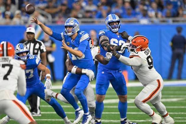 DETROIT, MI - SEPTEMBER 28: Detroit Lions Quarterback Jared Goff (16) dumps the ball off under pressure during the game between Cleveland Browns and Detroit Lions on September 28, 2025 at Ford Field in Detroit, MI ( CSM) Detroit United States - ZUMAc04_ 20250928_zma_c04_082 Copyright: xAllanxDranbergx