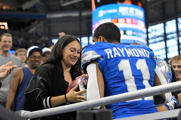 DETROIT, MI - SEPTEMBER 28: Detroit Lions Wide Receiver Kalif Raymond (11) delivers his touchdown ball to his wife in the stands to celebrate during the game between Cleveland Browns and Detroit Lions on September 28, 2025 at Ford Field in Detroit, MI ( CSM) Detroit United States - ZUMAc04_ 20250928_zma_c04_081 Copyright: xAllanxDranbergx