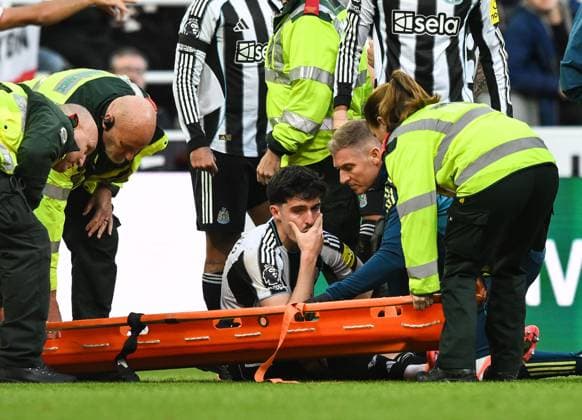 Tino Livramento of Newcastle United goes down with an injury Newcastle United v Arsenal, Premier League, Football, St James Park, Newcastle, UK - 28 Sep 2025Newcastle St James Park United Kingdom EDITORIAL USE ONLY No use with unauthorised audio, video, data, fixture lists, club league logos or live services. Online in-match use limited to 120 images, no video emulation. No use in betting, games or single club league player publications. Copyright: xRichardxLee Shutterstockx 15503935dp