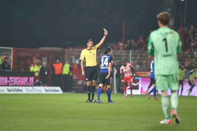 Berlin, Germany, 28 09 2025 Stadion Alte Försterei 5 Matchday, Season 2025 26, 1 Soccer Bundesliga Union Berlin Hamburger SV Referee Deniz Aytekin shows Rayan Philippe 14, Hamburger SV the yellow card in the 71st minute after a foul, Frederik Rönnow 1, Union Berlin looks at the action Copyright: xdtsxNachrichtenagenturx dts_85162
