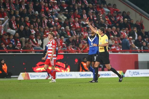 Berlin, Germany, 28 09 2025 Stadion Alte Försterei 5 Matchday, Season 2025 26, 1 Soccer Bundesliga Union Berlin Hamburger SV Referee Deniz Aytekin shows Fábio Vieira 20, Hamburger SV the red card in the 98th minute after a foul on Leopold Querfeld 14, Union Berlin , András Schäfer 13, Union Berlin and Robert Glatzel 09, Hamburger SV react to the scene Copyright: xdtsxNachrichtenagenturx dts_85163